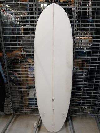 Tabla Surf Híbrida Caqui Resina 6'4 40 L 3 Quillas