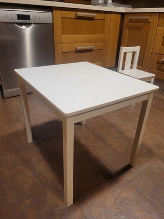 Mesa infantil blanca IKEA + silla