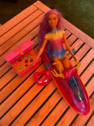 Muñeca Barbie con moto acuática
