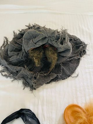 Máscaras y gorro disfraz