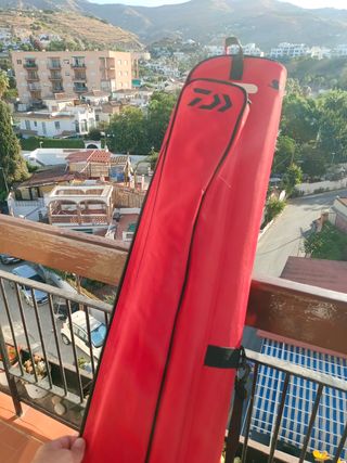 Funda Daiwa portacañas roja