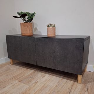 Aparador negro,estructura gris con patas de madera