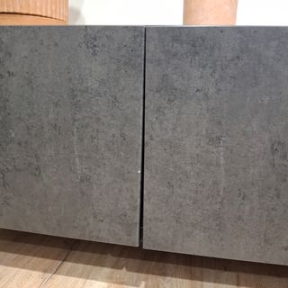 Aparador negro,estructura gris con patas de madera
