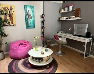 Mesa centro, silla, puff y alfombra