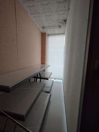 Estanterías metálicas blancas y grises