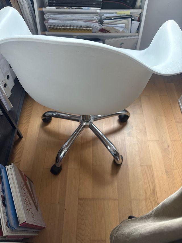 Silla giratoria blanca diseño