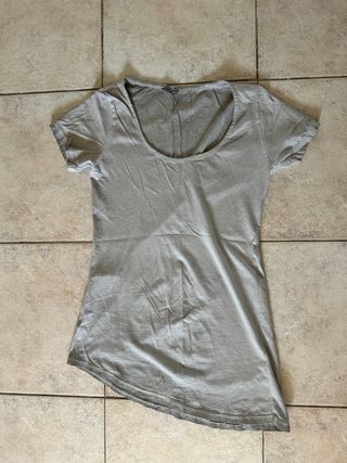 T-shirt asimmetrica grigia