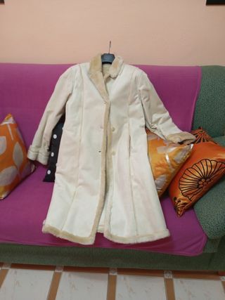 Abrigo beige de imitación de piel