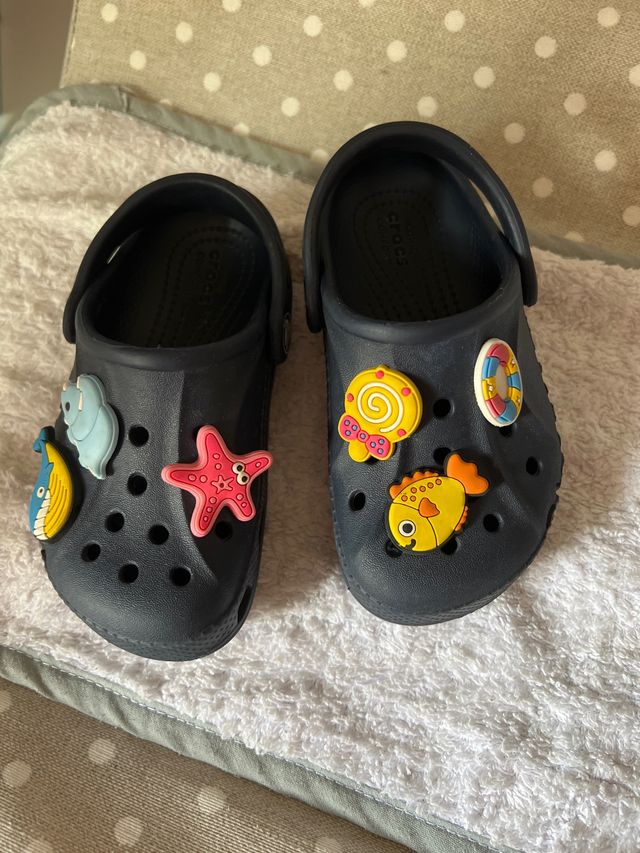 Crocs de niño azul marino