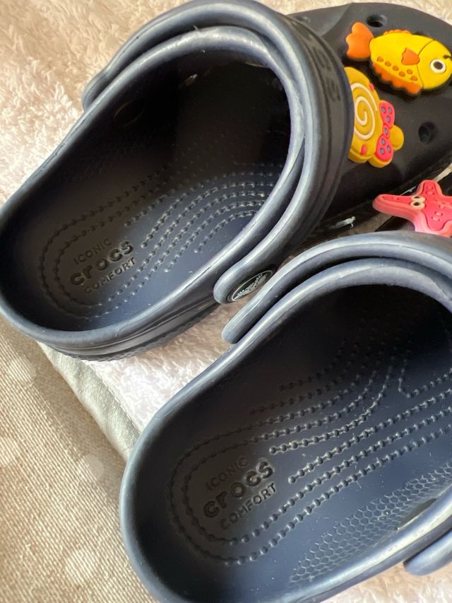 Crocs de niño azul marino