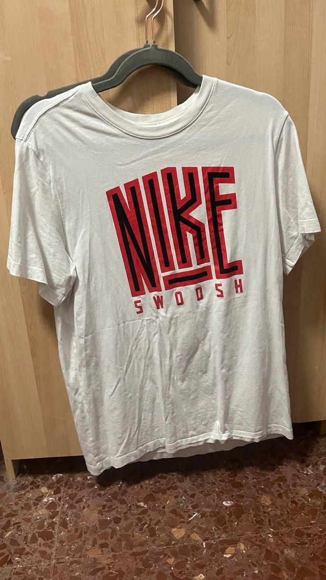 Camiseta Nike blanca Swoosh