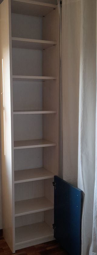 Libreria bianca con anta blu