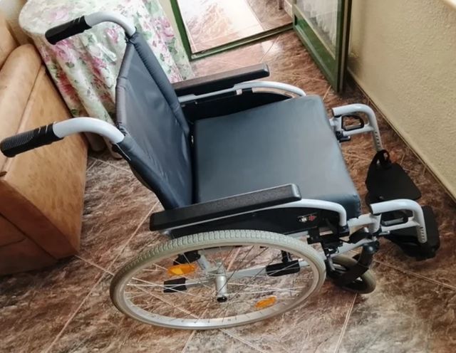 Sedia a rotelle manuale pieghevole + cuscino medico