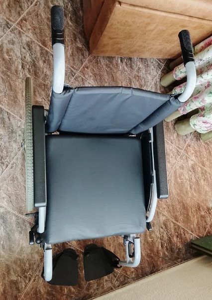 Sedia a rotelle manuale pieghevole + cuscino medico