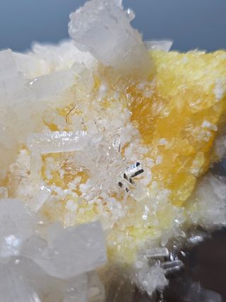 Celestina con azufre - minerales