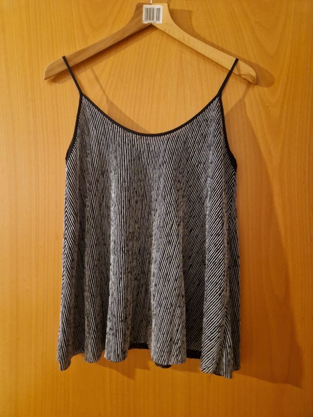 Top Zara oversize blanco-negro