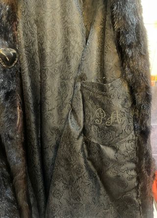 Abrigo tipo visón tres cuartos.