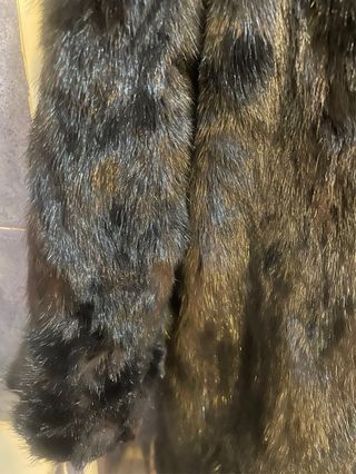 Abrigo tipo visón tres cuartos.