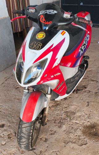 Motocicleta scooter roja