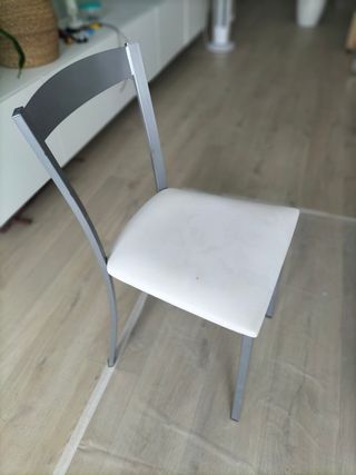 Silla de cocina gris y blanca