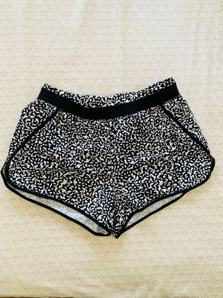 Shorts fitness blanco y negro.