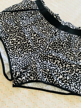 Shorts fitness blanco y negro.