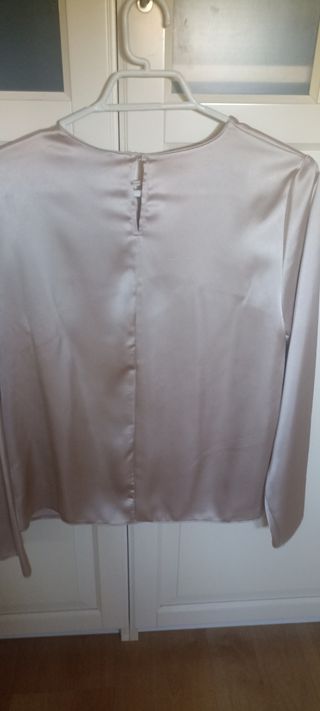 Blusa color champagne seda talla M.