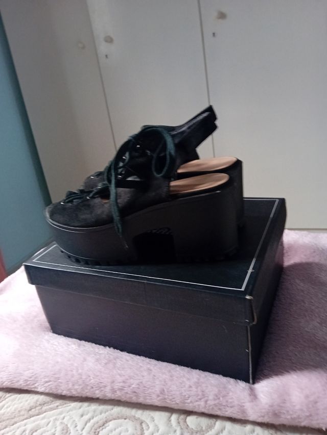 Plataformas negras atadas