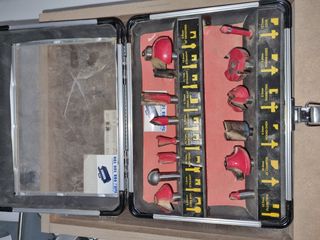 Fresadora Virutex AS93 y 2 cajas con fresas 