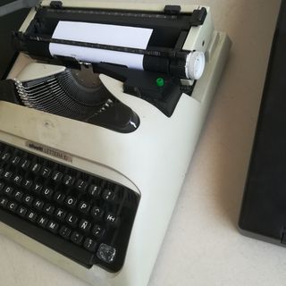 Máquina de escribir Olivetti Lettera 10