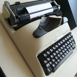 Máquina de escribir Olivetti Lettera 10