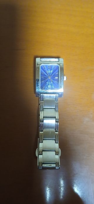 3 relojes: dorados y plateados