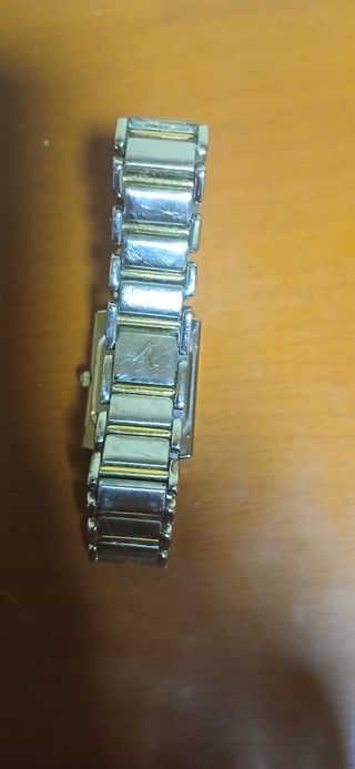 3 relojes: dorados y plateados