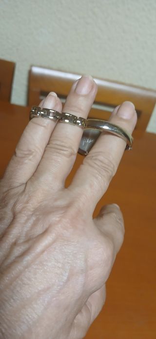 3 relojes: dorados y plateados