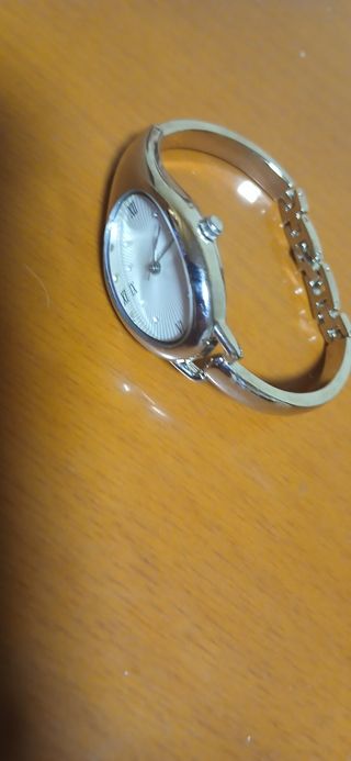 3 relojes: dorados y plateados