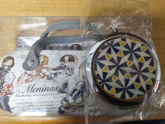 Funda para gafas con asa y un espej- Gris y Blanca