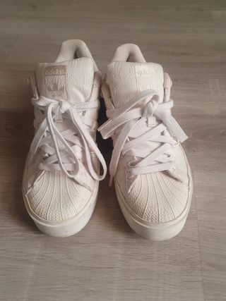 Zapatillas Adidas Sperstar  on pequeña plataforma 