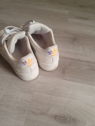 Zapatillas Adidas Sperstar  on pequeña plataforma 