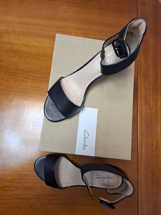 Sandalias Clarks negras tacón bajo - 38