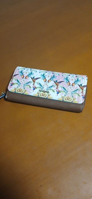 Cartera marrón con colibríes