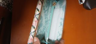 Cartera marrón con colibríes