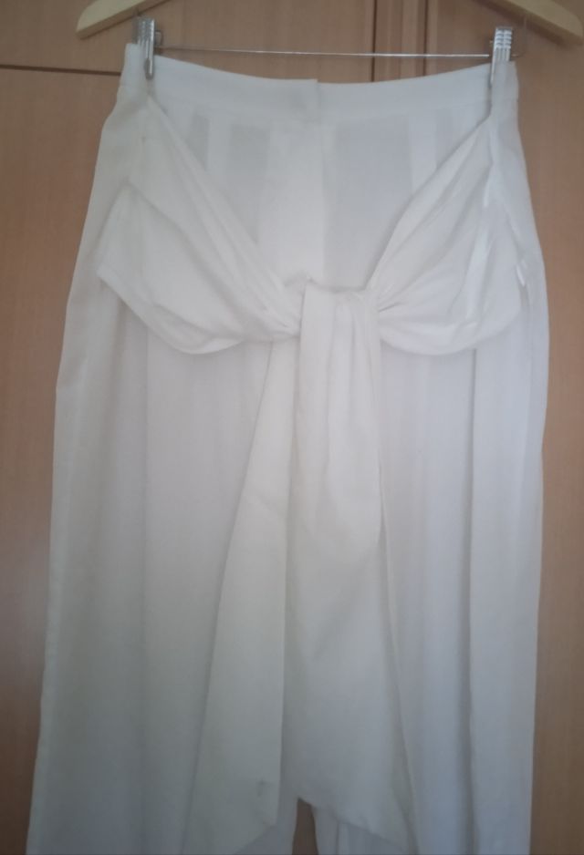 Pantalón blanco con lazada frontal. Dolores Promes