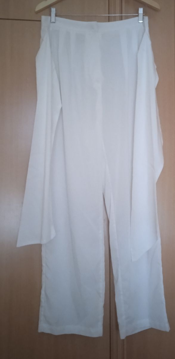 Pantalón blanco con lazada frontal. Dolores Promes