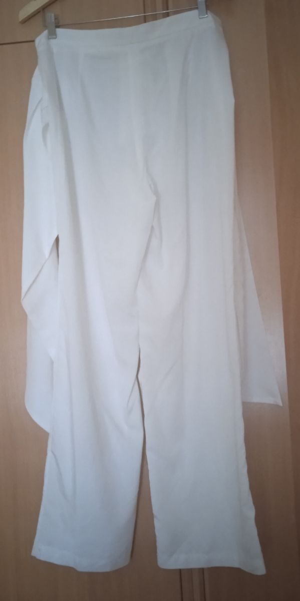 Pantalón blanco con lazada frontal. Dolores Promes