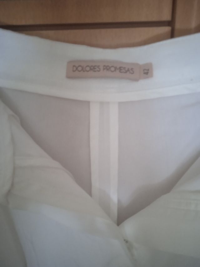 Pantalón blanco con lazada frontal. Dolores Promes