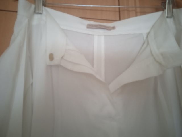 Pantalón blanco con lazada frontal. Dolores Promes