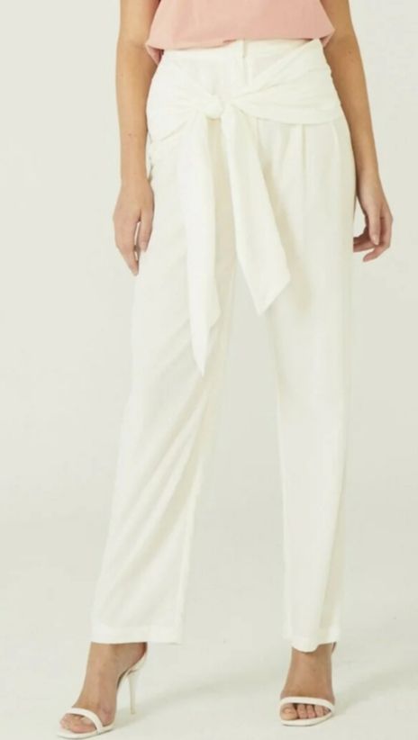 Pantalón blanco con lazada frontal. Dolores Promes