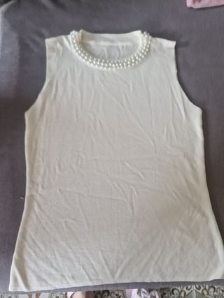Blusas blanca y rosa sin mangas con perlas