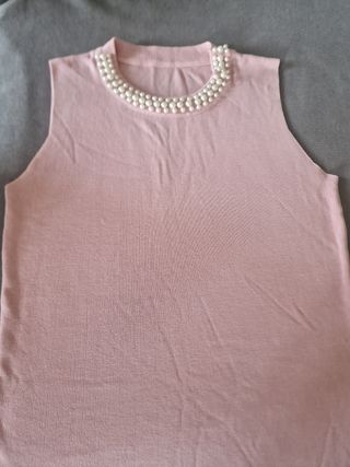 Blusas blanca y rosa sin mangas con perlas