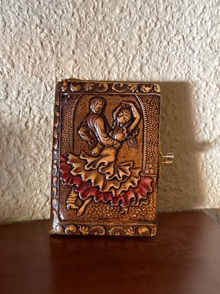 Cartera antigua piel grabada